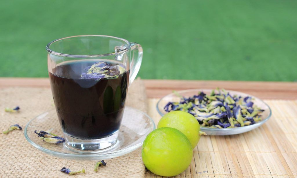 Armurariu, ceai pentru ficat gras, într-o cana transparenta.