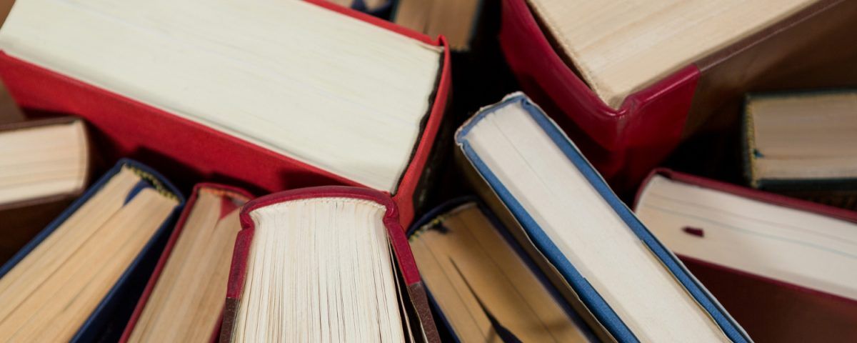 Cărți de beletristica adunate grămadă