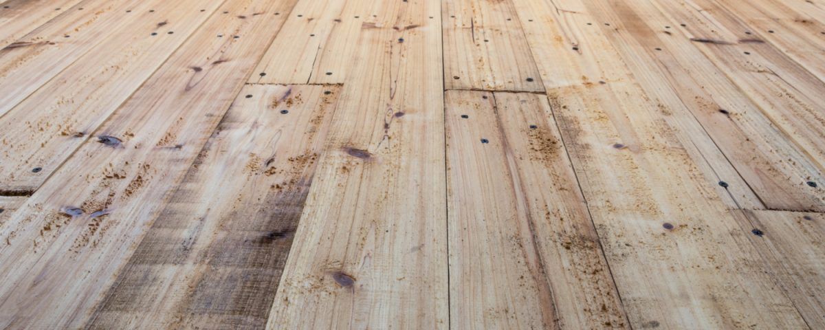 Parchet triplustratificat din stejar, gata montat într-o sufragerie modernă