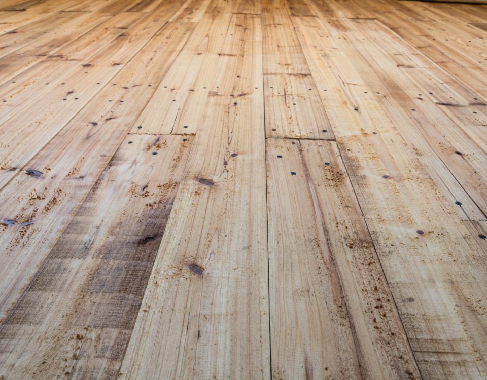 Parchet triplustratificat din stejar, gata montat într-o sufragerie modernă