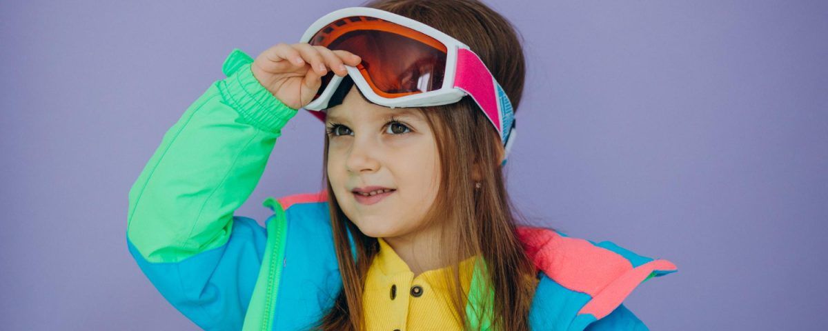 Tabără de ski cu o fetița ce zâmbește