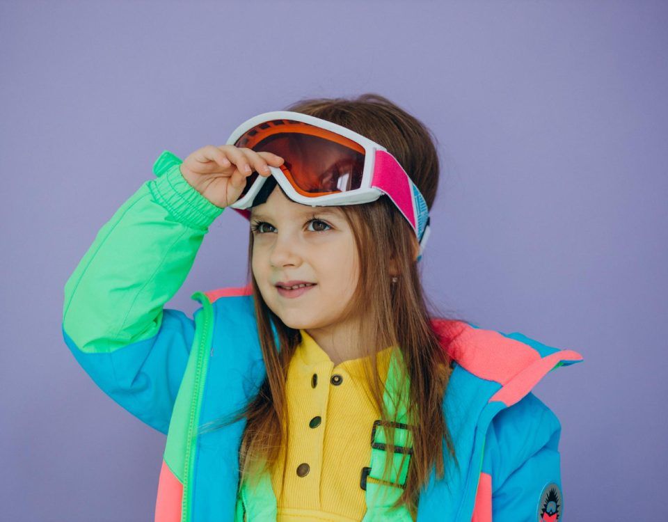 Tabără de ski cu o fetița ce zâmbește