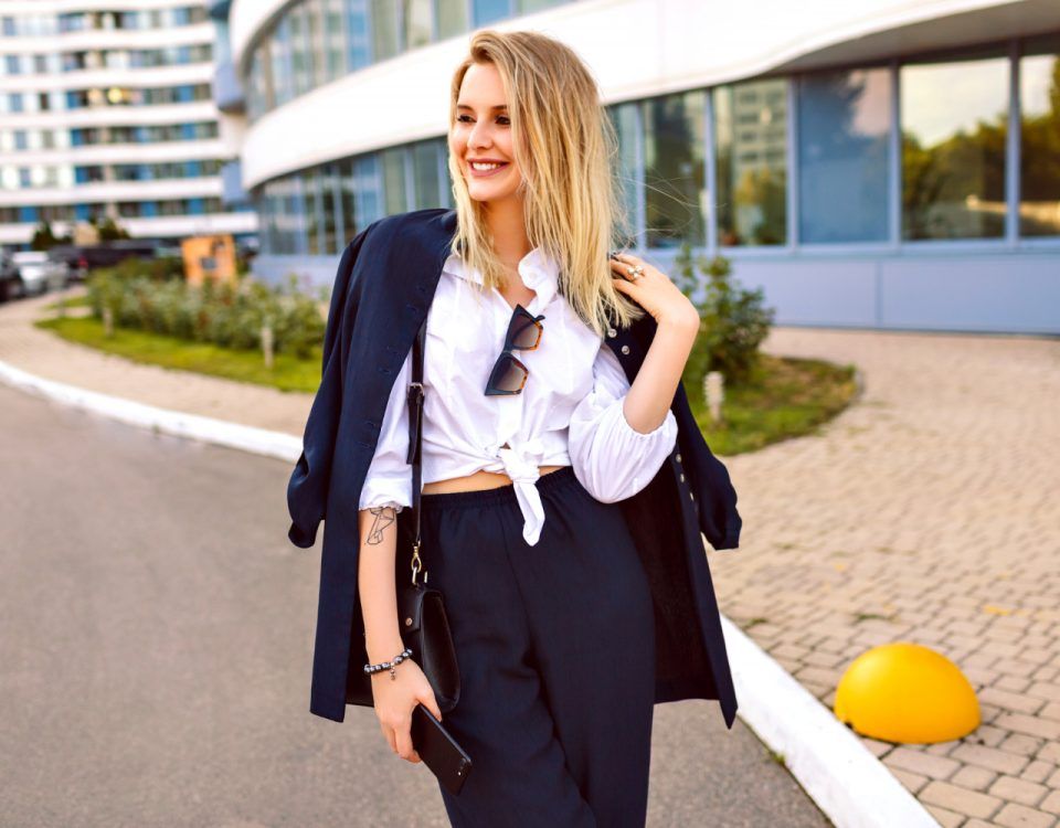 Ținută office de damă stil 2026, de culoare neagra și cămașă alba legată la buric.